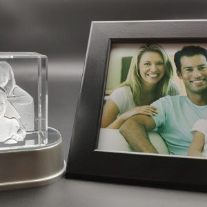Family picture engraved inside a 3d crystal photo